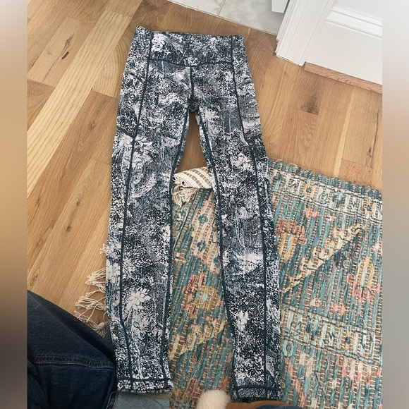 Lululemon leggings size 4 - Picture 1 of 3